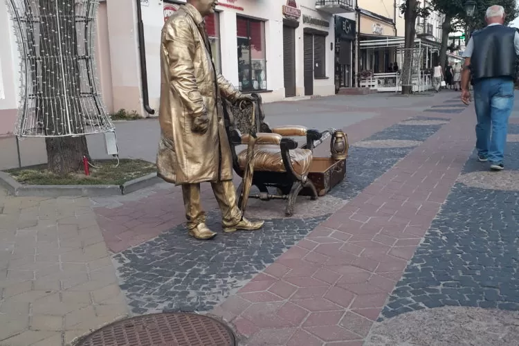 Аллея фонарей. Живая скульптура