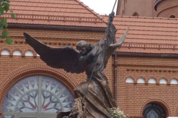 Бронзовая скульптура Архангела Михаила – небесного покровителя Беларуси.